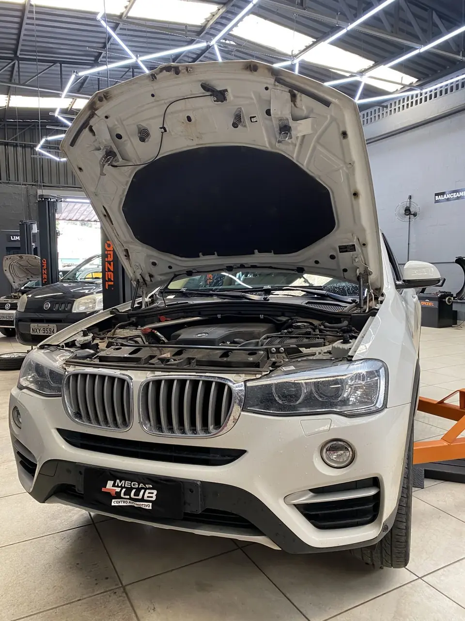 BMW X3 no box de serviço da Megap Lub para alinhamento e revisão
