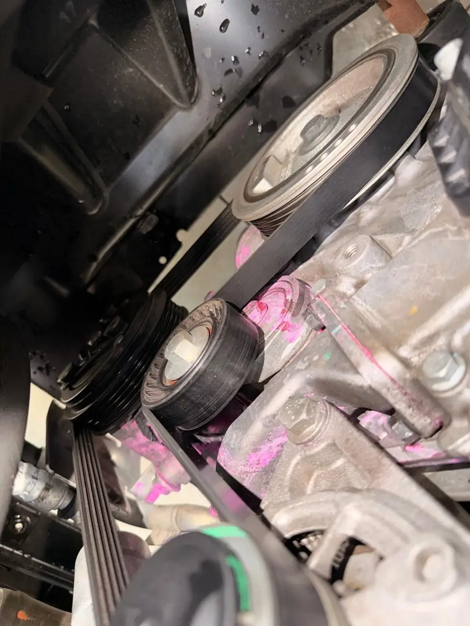 Compartimento do motor com bateria e alternador avaliados na Megap Lub