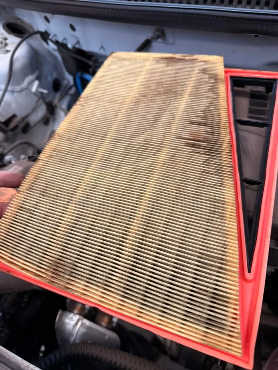 Filtro de ar do motor saturado substituído na Megap Lub