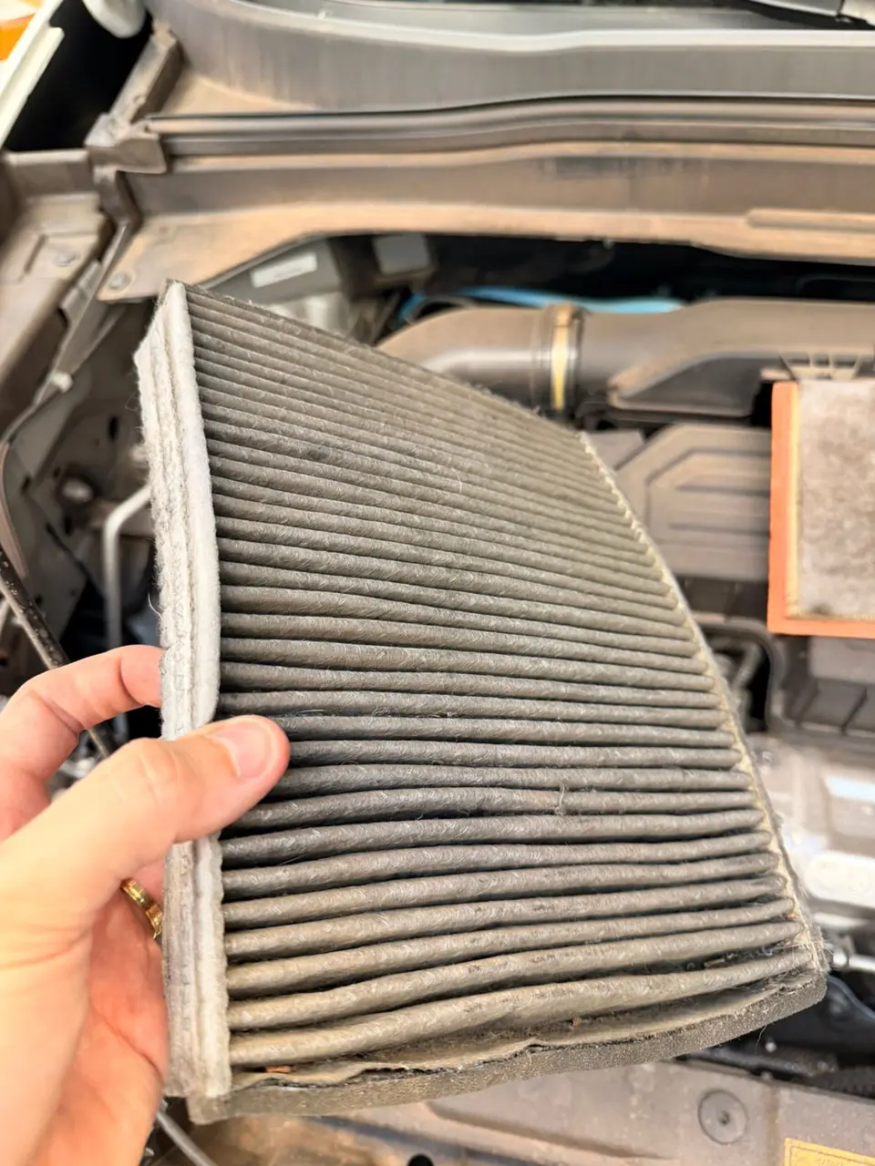 Filtro de cabine saturado retirado do ar-condicionado na Megap Lub