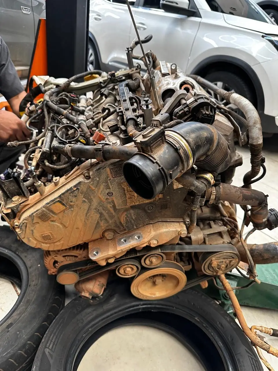 Motor diesel em manutenção na oficina Megap Lub em Belo Horizonte