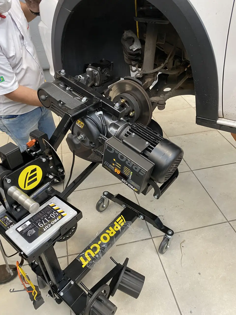 Torno de disco de freio no carro em uso na Megap Lub Belo Horizonte