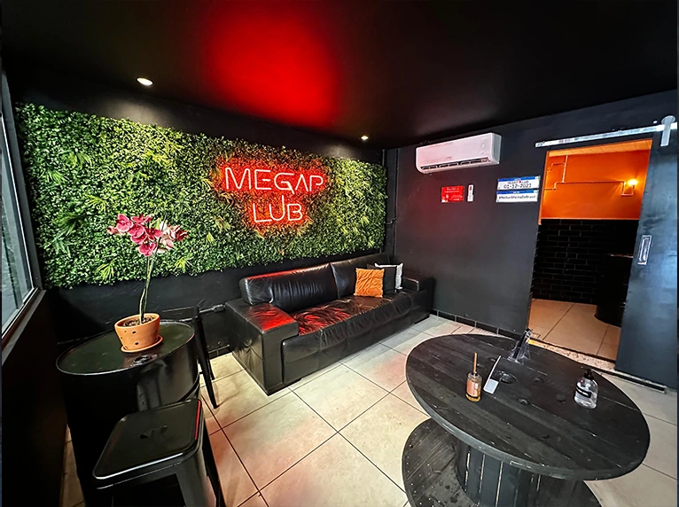 Linha de escapamento sob o carro na oficina – Megap Lub, BH
