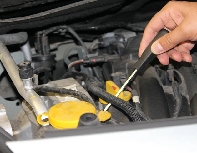 Verificação do nível de óleo na vareta do motor na oficina Megap Lub, em Belo Horizonte